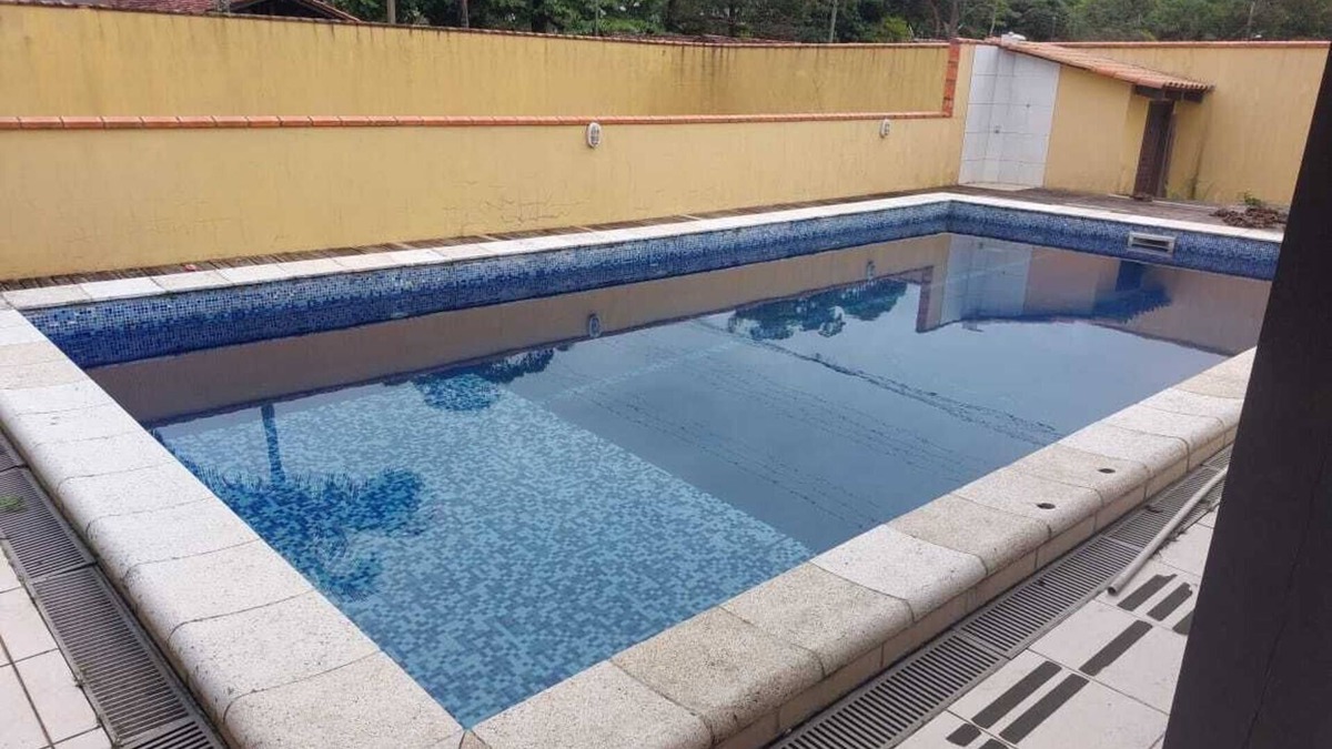 Ubatuba House | House with swimming pool, barbecue and court, located one block from the sea.
