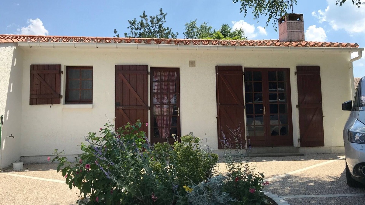 Saint-Vincent-sur-Jard Villa | house with fenced in subdivision quiet environment.