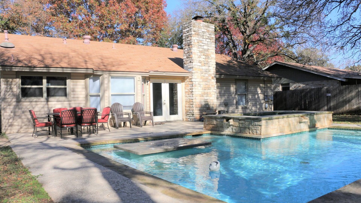 Brushy Creek House | House with 3 bed room, 3 TVs and 2 full bath. Access to pool is complimentary.