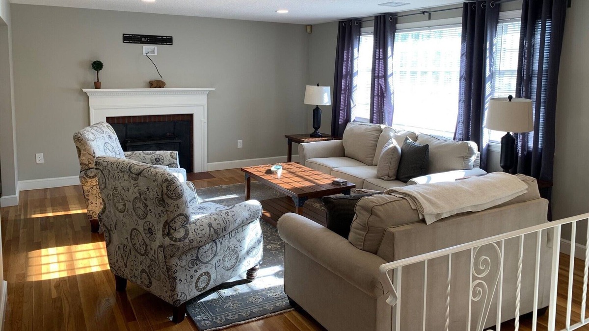 Canton House | House with 3 bedrooms / 2 bathrooms, living room, kitchen, dining room &sun room