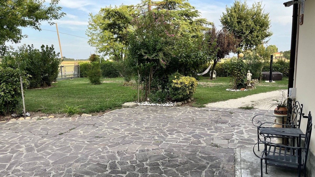 Medicina Apartment | House with 5 beds with a small studio apartment attached with another 2 beds
