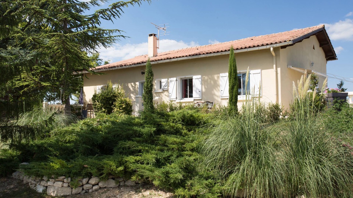 Loubers Villa | House with all mod cons, covered and shared pool - quiet and green setting