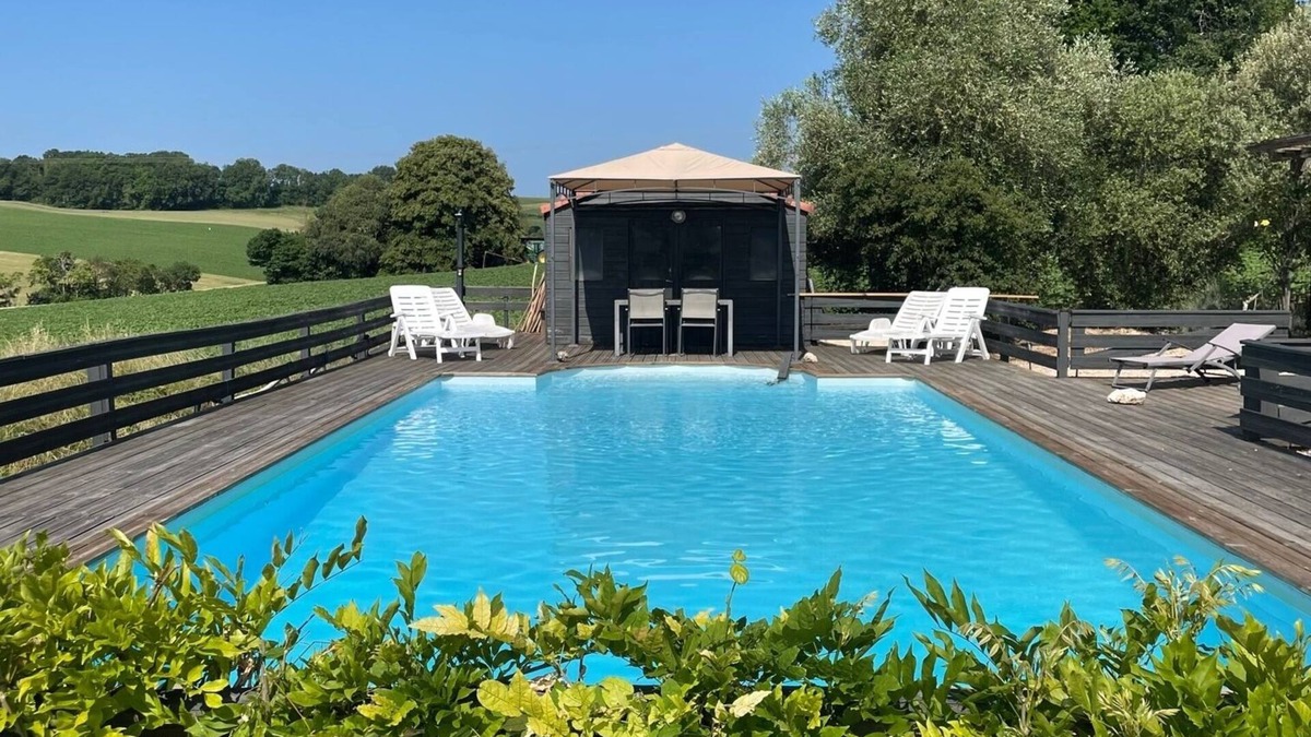 Lavardac House | House with an amazing view, private pool, yet only 8 mins walk to town.