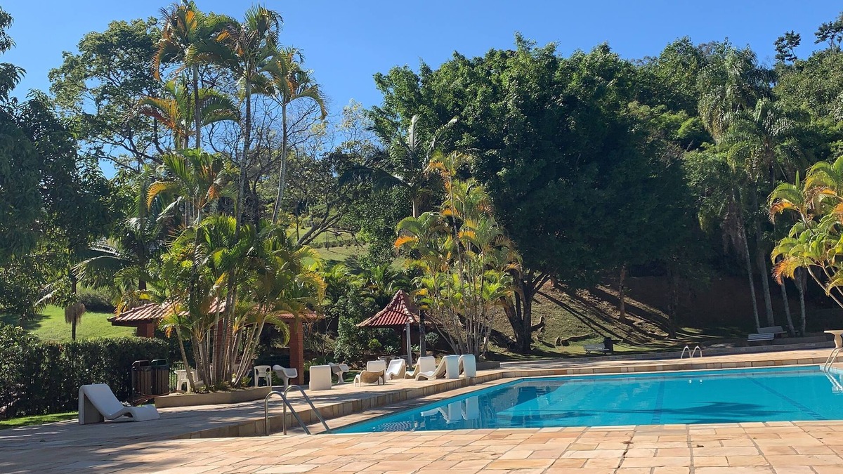 Serra Negra Cottage | House with beautiful lake view in condominium with ample leisure facilities in Serra Negra.