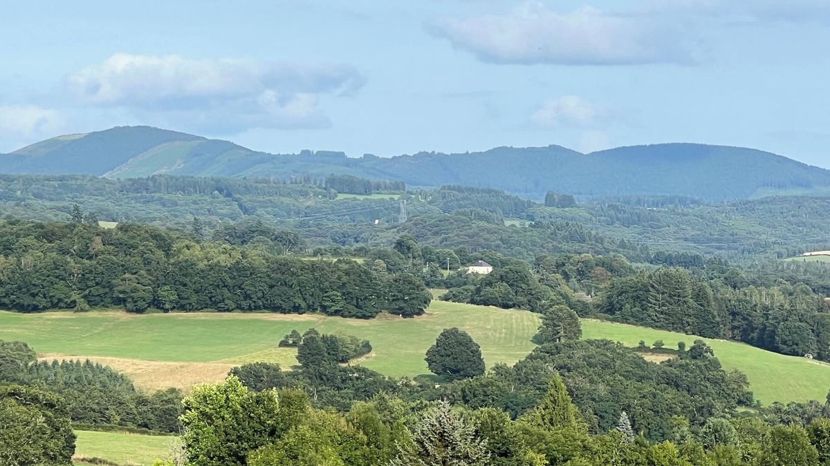 Peyrissac House | House with breathtaking views of the Monédières mountains. The peace and charm of Corrèze.