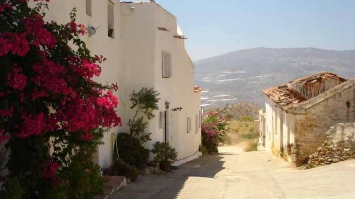Rubite House | House with character, found in a small white washed village in a rural setting