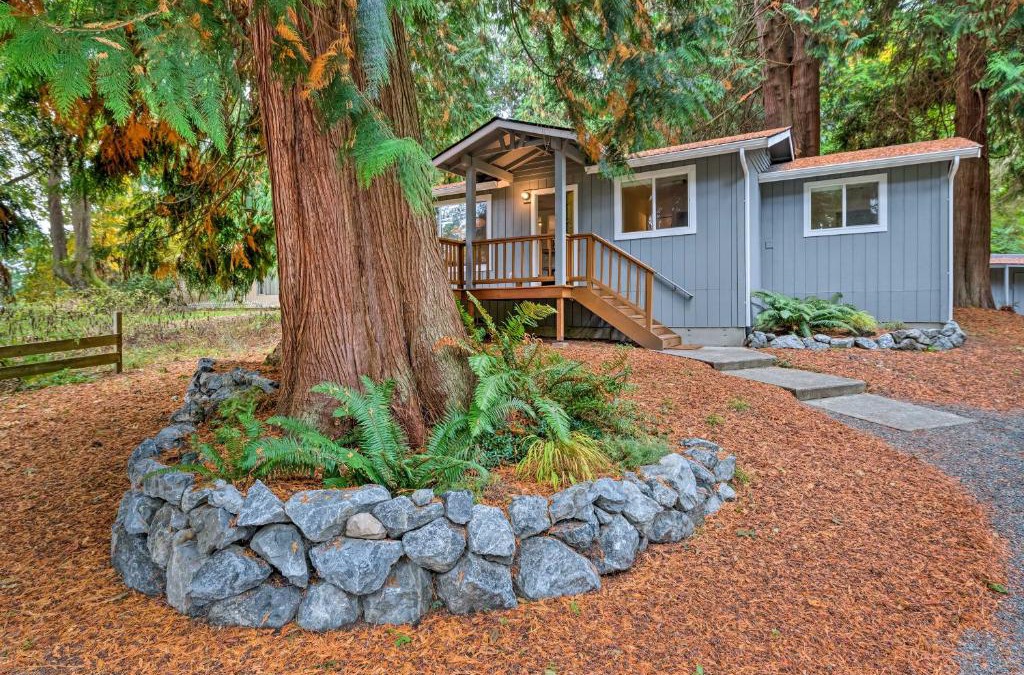 Clinton House | House with Deck on Whidbey Island, 1 Mi from Shore!