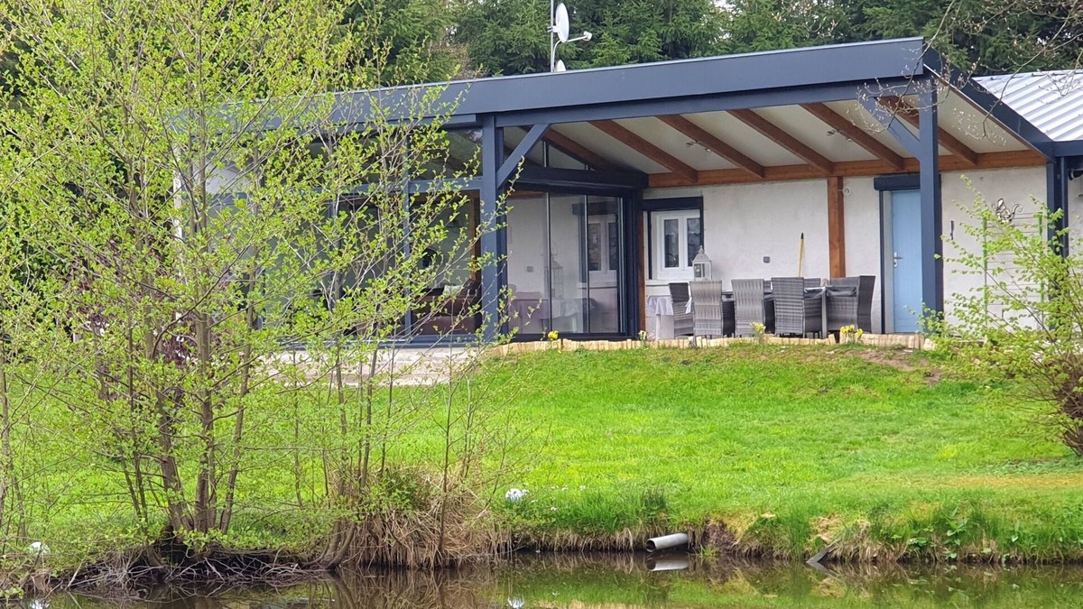 La Houssiere House | house with fishing pond