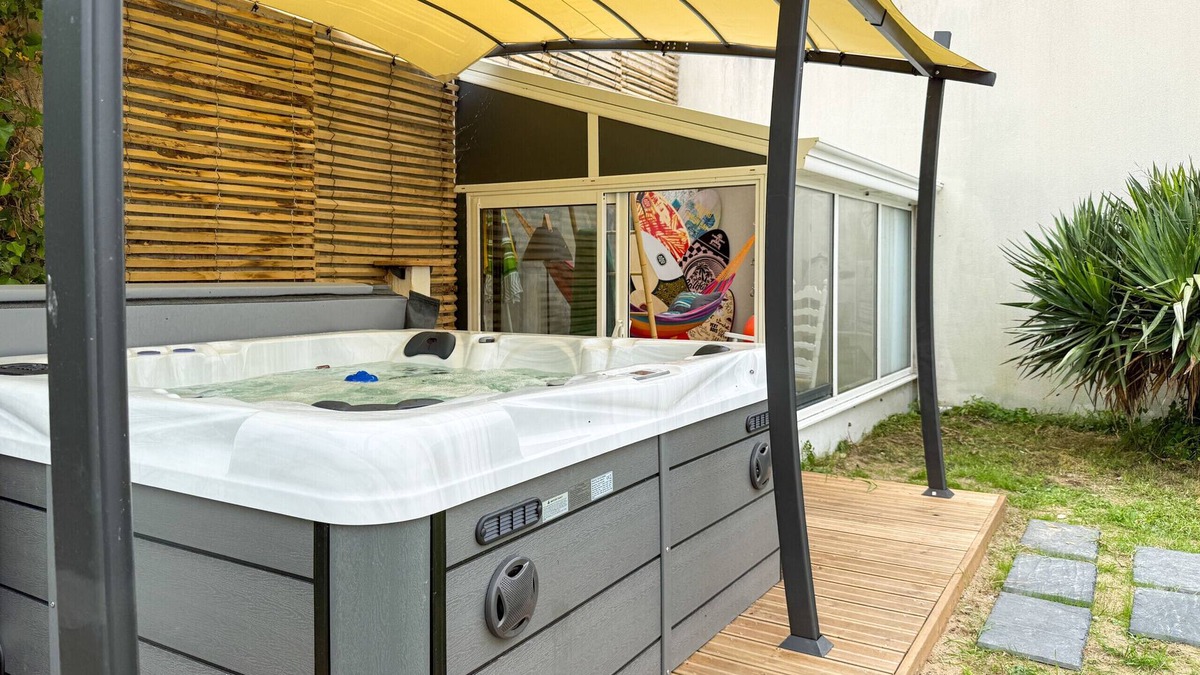 Les Sables d'Olonne Ski Chalet | House with Jacuzzi in a Quiet Area – La Chaume District, Les Sables – Sleeps 6