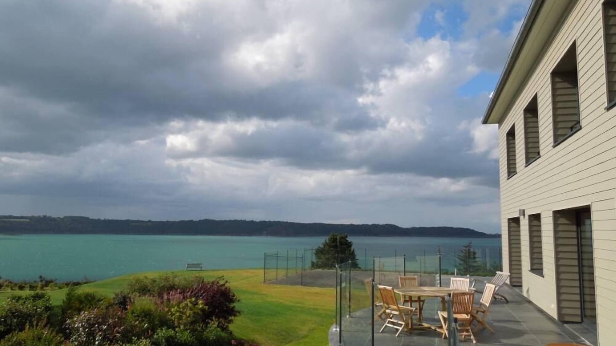 Saint-Cast-le-Guildo House | House with breathtaking view on the sea at 100m, large garden with tennis court.