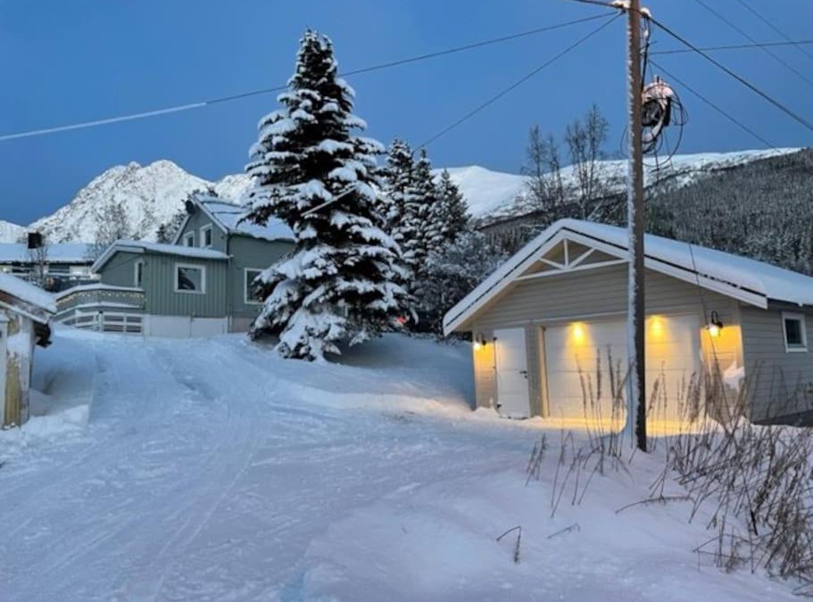 Lyngseidet House | House with garage in central Lyngen