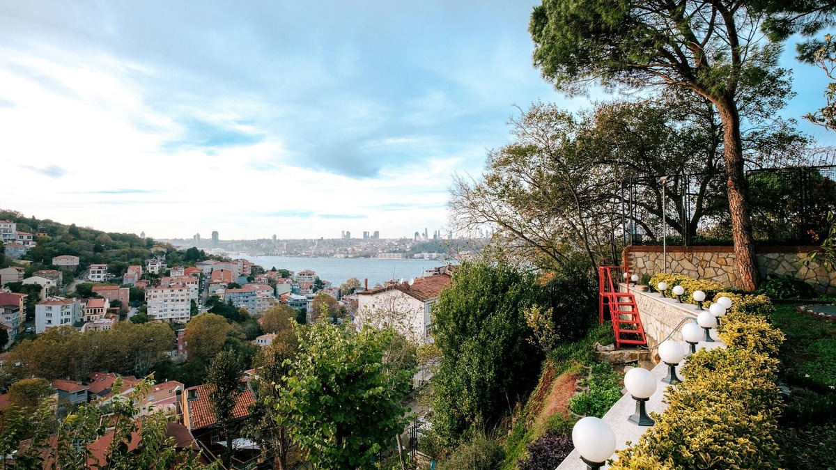 Uskudar Villa | House with Garden and Bosphorus View in Kuzguncuk