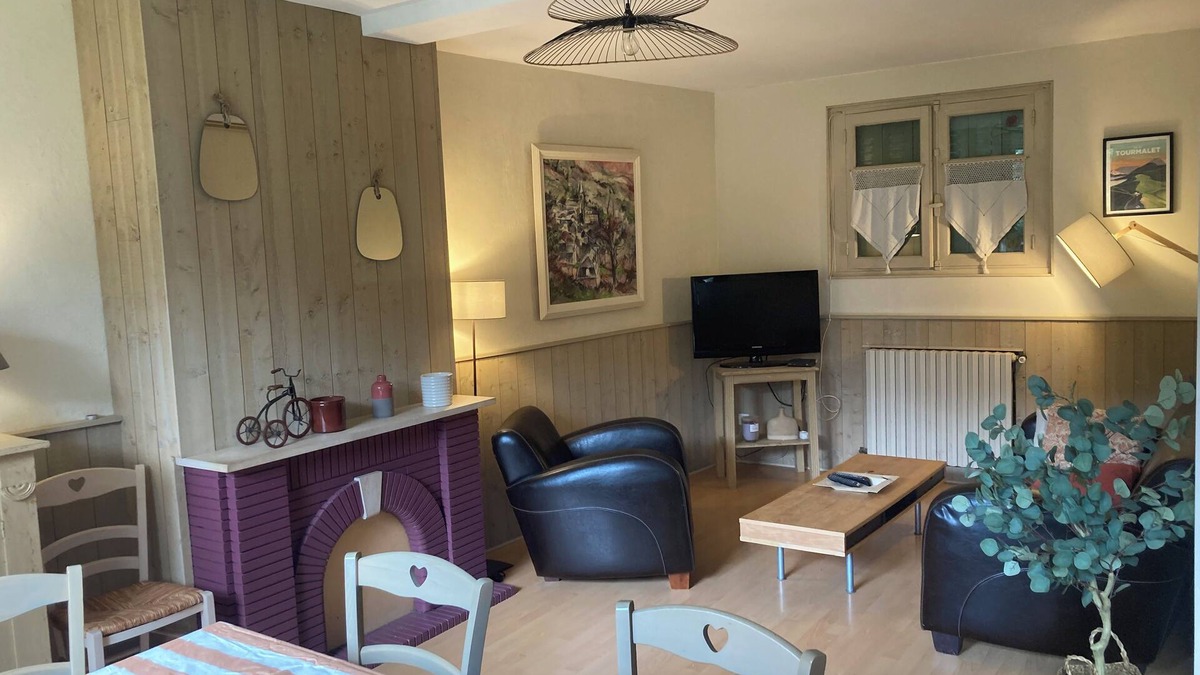 Gerde House | House with garden in the heart of the village of Gerde. Pets allowed.