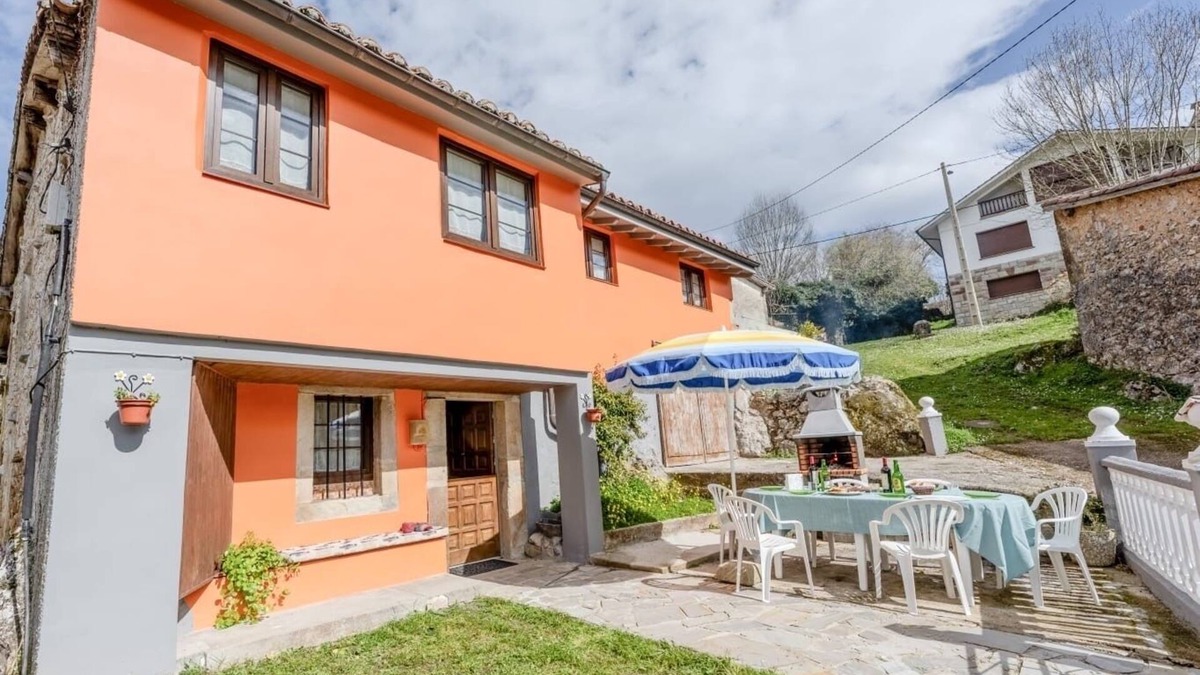 Cabrales Cottage | House with garden overlooking the Picos de Europa (3 double bedrooms and 2 bathrooms)