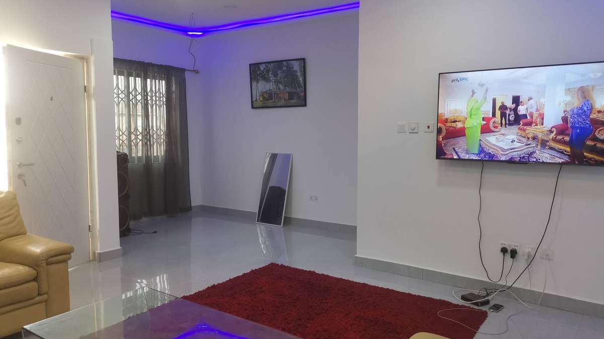 Amasaman House | House with 2 beautyful apartments perfect for groups or big family