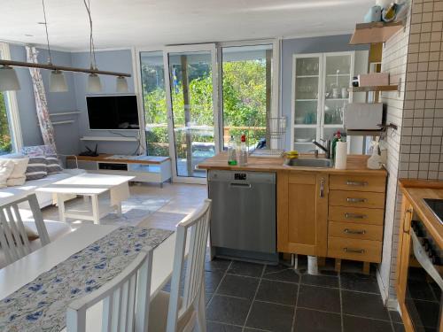 Molndal Municipality House | House with green garden, Göteborg, 6 beds