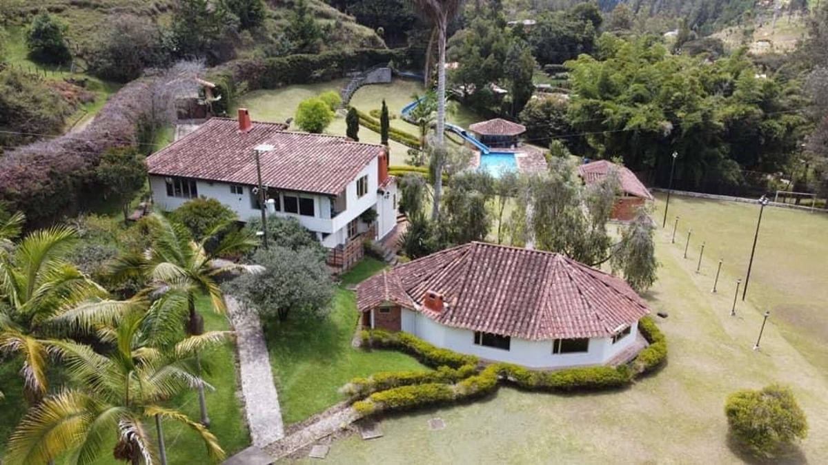 Kennedy House | HOUSE with Heated Pool and water slide Sleeps 30