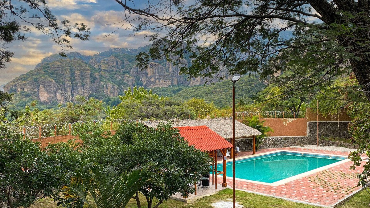 Tepoztlan House | House with Heated Pool with Solar Panels and Gym in Tepoztlán