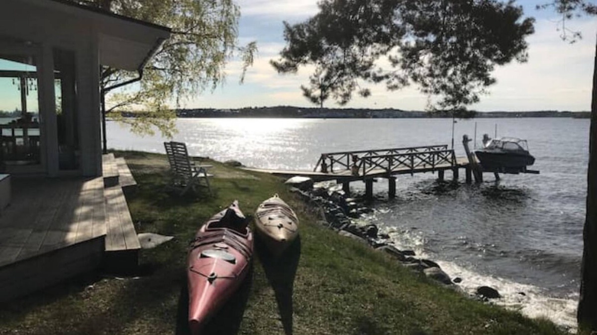 Gashaga Cottage | House with hot tub on the beach near Stockholm