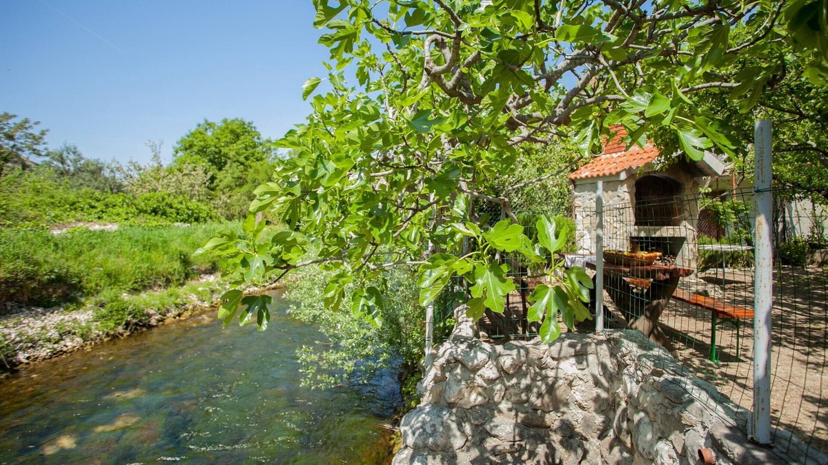 Zrnovnica House | House with large garden, right next to the river