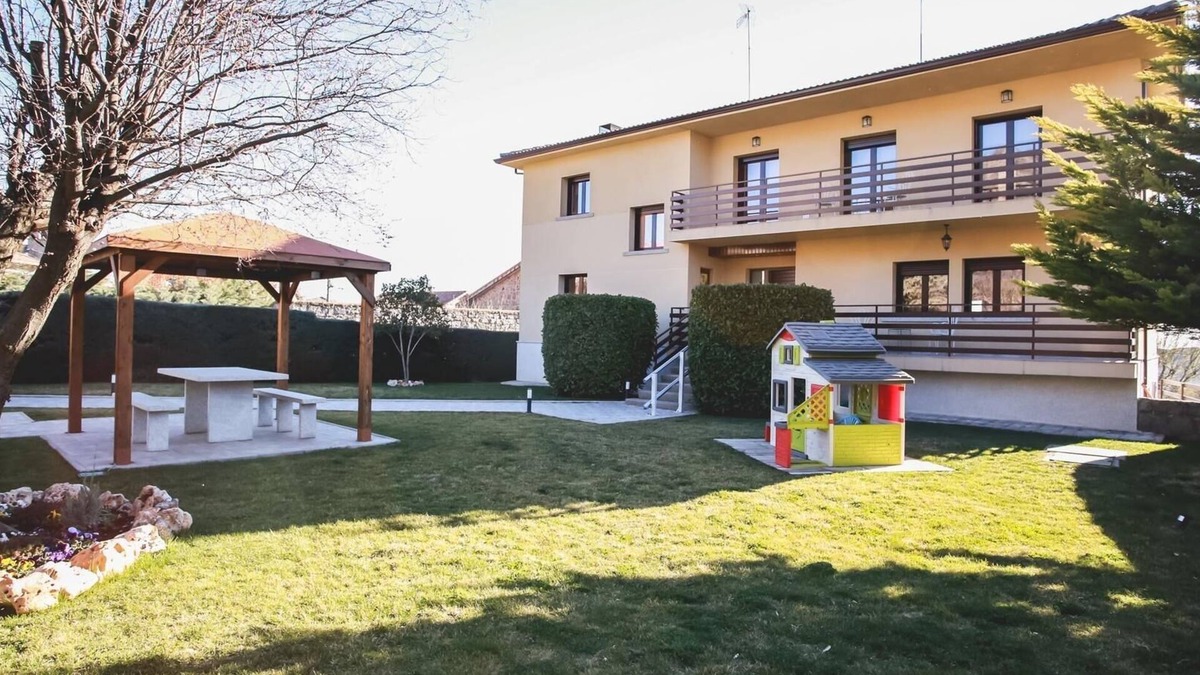 Zarzalejo House | House with living-dining room with fireplace, fully equipped kitchen, bathroom for disabled people.