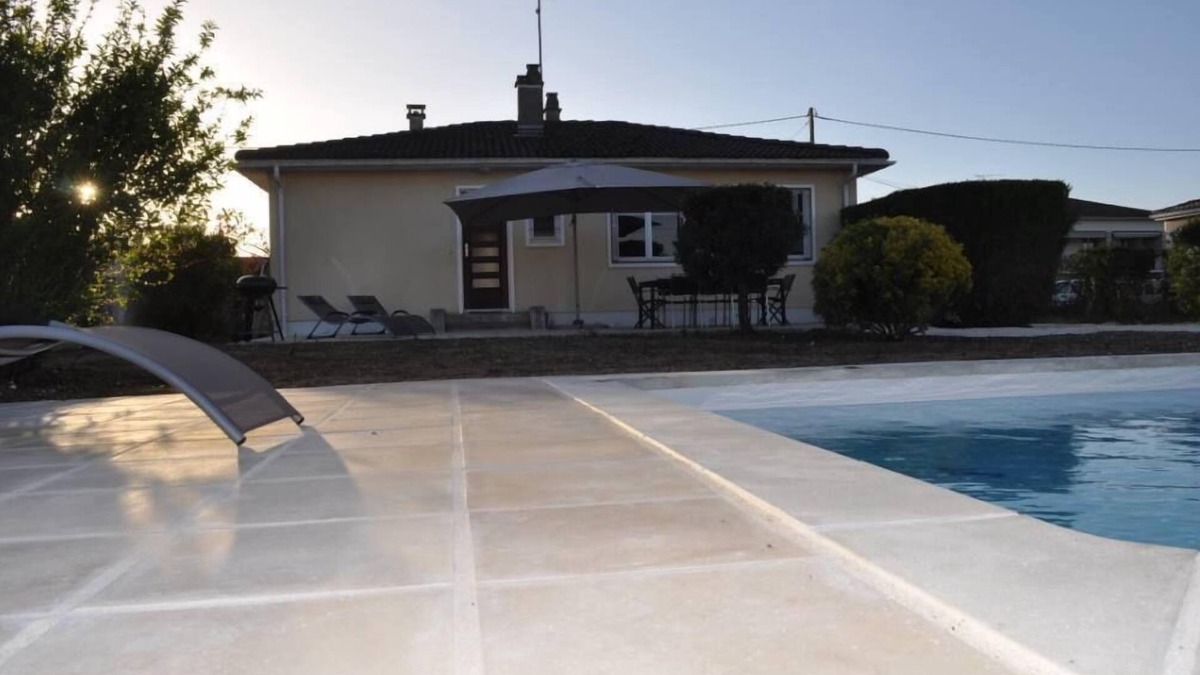 Saujon House | House with nice amenities, garden and heated pool entièremen privative