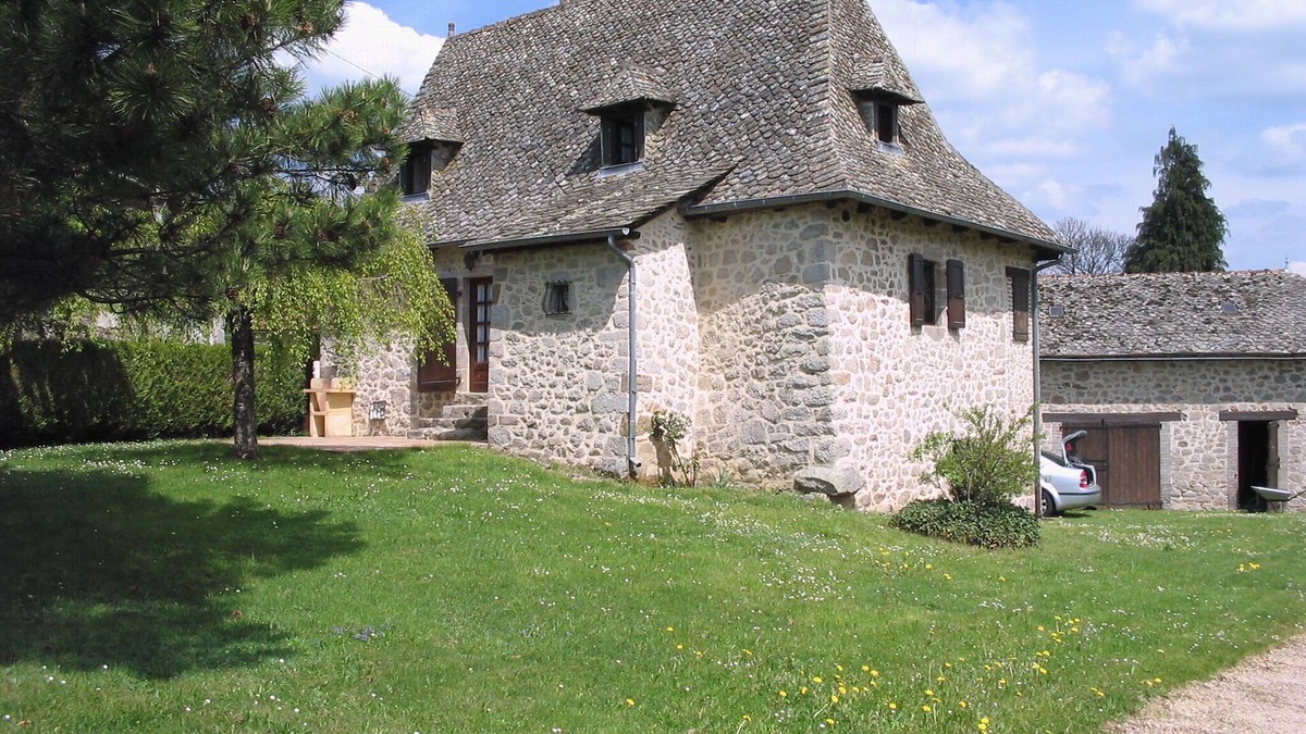 Mourjou House | House with pool in the Cantal countryside