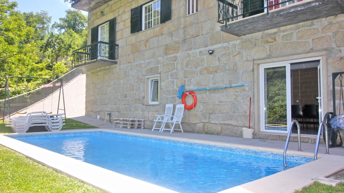 Terras de Bouro Ski Chalet | House with private pool near Gerês