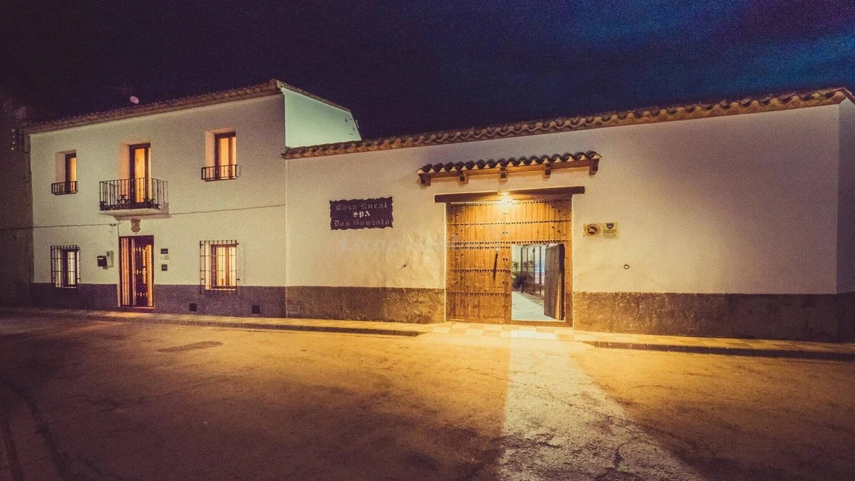 Hoya-Gonzalo Cottage | House with private patio for 17 with jacuzzi