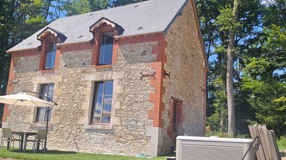Les Montils Bed & Breakfast | House with private spa, wood stove and swimming pool: domaine de la Moyendrie