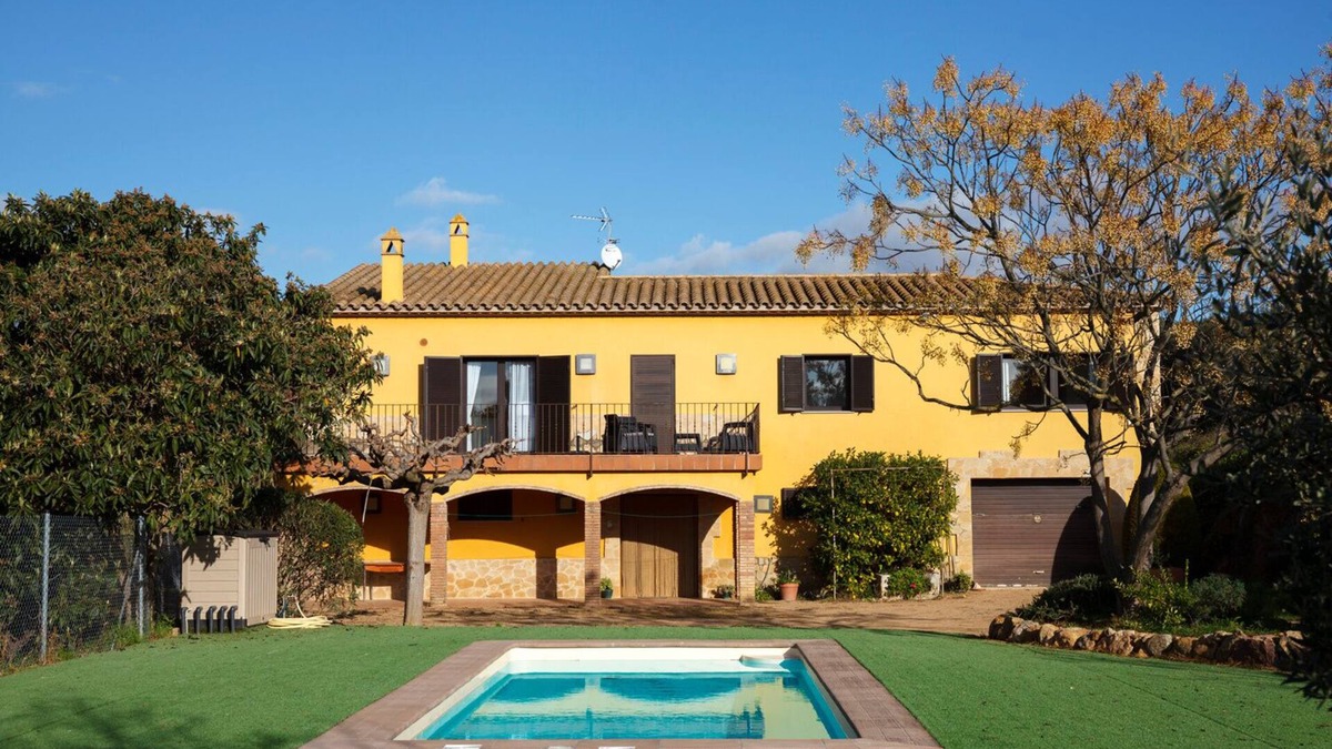 Llampaies House | House with private pool, isolated and very quiet at the end of town.