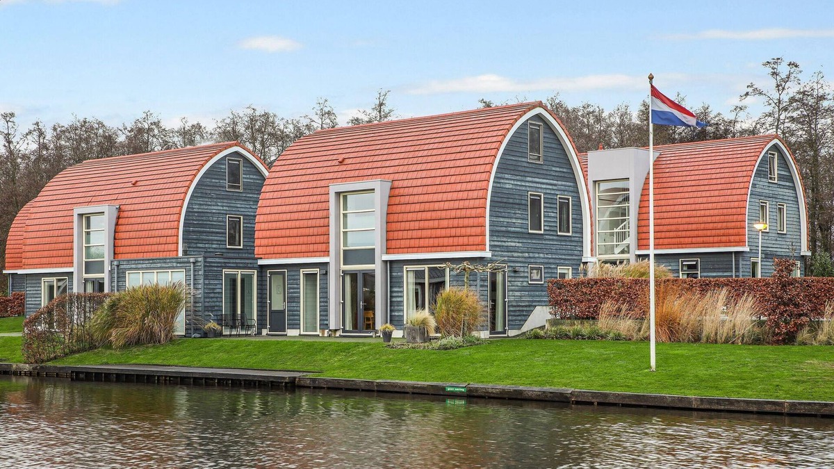 Midlaren House | House with private pool, located on the water