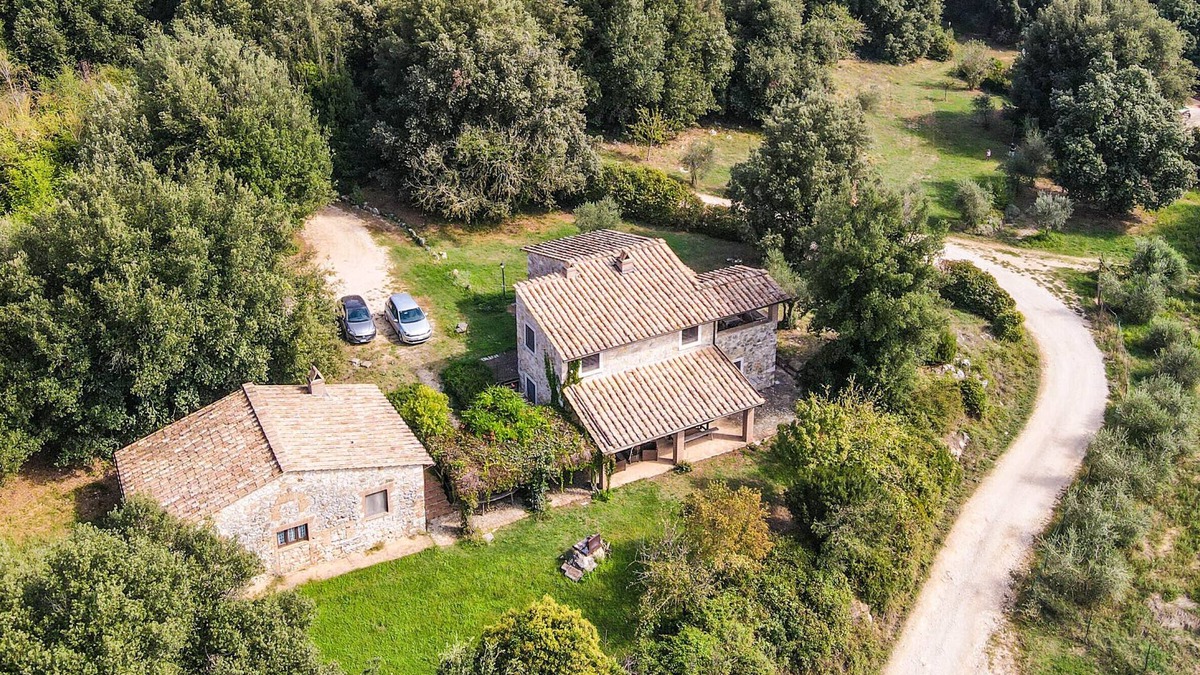 Amelia House | House with private pool in Umbria, 90 kms northern Rome. 6 bedrooms.