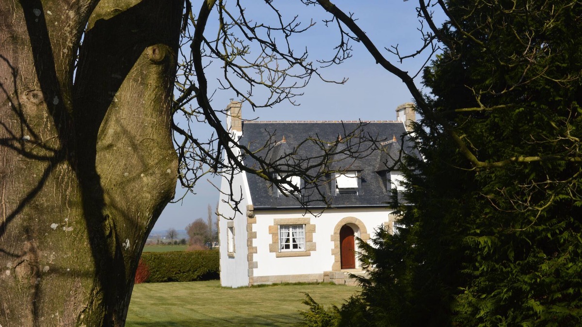 Gouezec House | House with spacious garden and open views over the countryside.