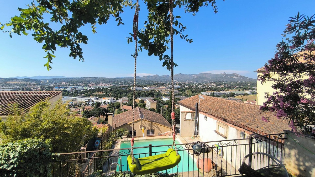 11th Arrondissement House | House with swimming pool, direct access to Marseille hills and valleys.