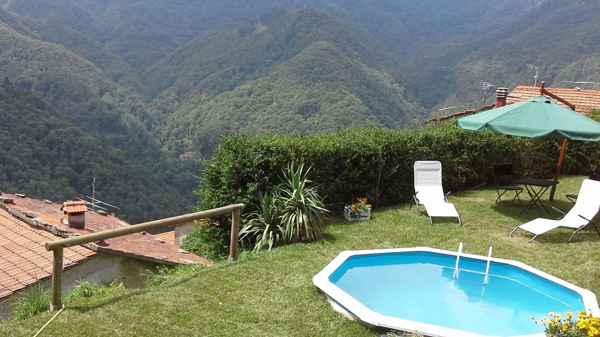 Stazzema House | House with swimming pool located in the mountains and near the sea.