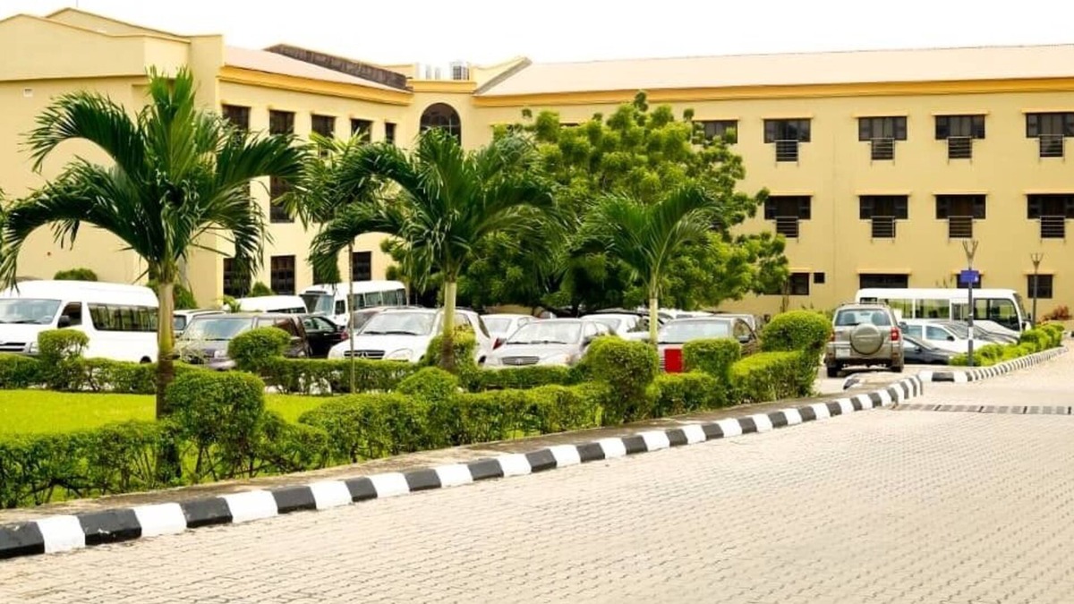 Ojodu Hotel | House5 Royal Comfort Ltd