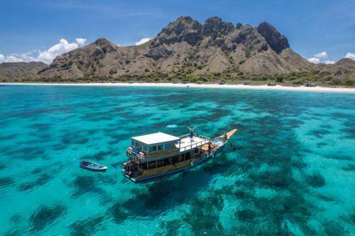 Labuan Bajo Boat Rental | Houseboat ∙ 1 bedroom ∙ 6 guests