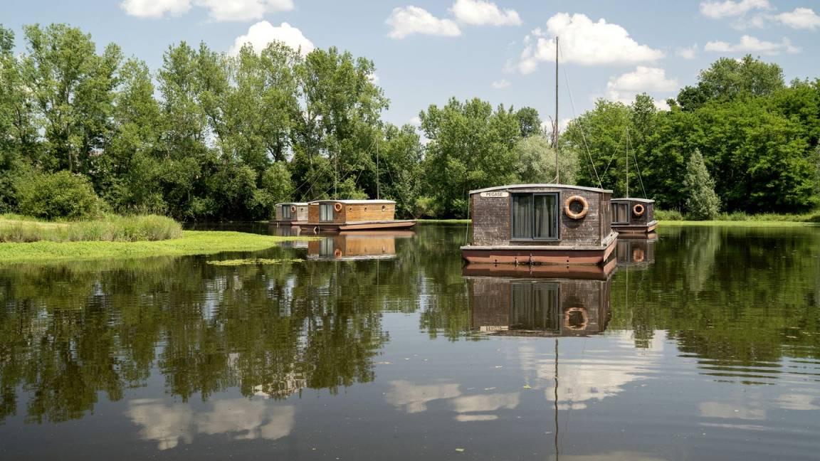 Chassenard Boat Rental | Houseboat ∙ 1 bedroom ∙ 5 guests