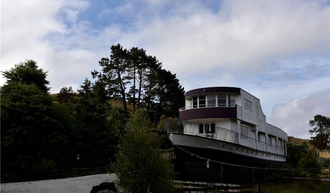 Otorohanga Boat Rental | Houseboat ∙ 1 bedroom ∙ 2 guests