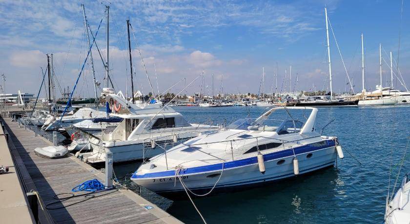 Poblats Maritims Boat Rental | Houseboat ∙ 1 bedroom ∙ 4 guests