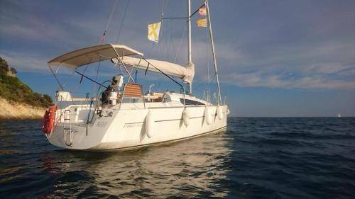 Vallpineda Boat Rental | Houseboat ∙ 1 bedroom ∙ 4 guests