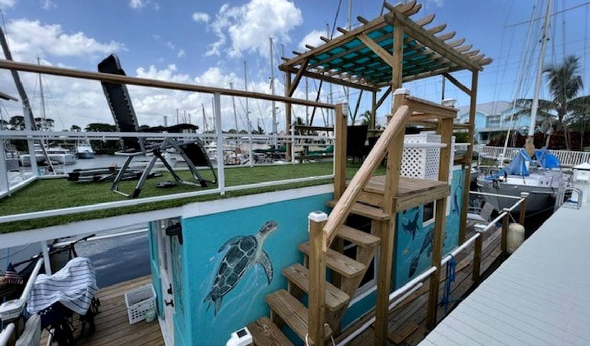 Merritt Island Boat Rental | Houseboat ∙ 1 bedroom ∙ 2 guests
