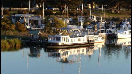 Goolwa Boat Rental | Houseboat ∙ 2 bedrooms ∙ 4 guests