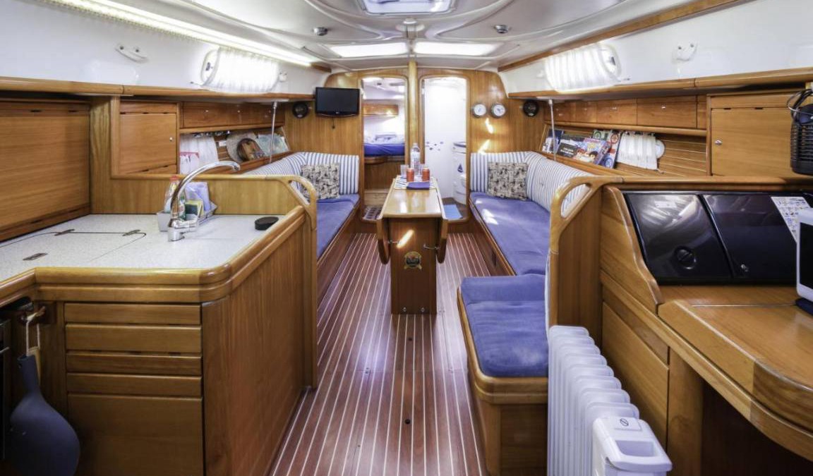 Masnou Boat Rental | Houseboat ∙ 3 bedrooms ∙ 6 guests