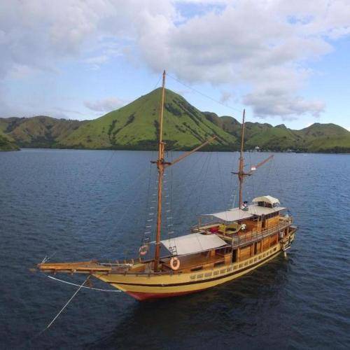 Labuan Bajo Boat Rental | Houseboat ∙ 4 bedrooms ∙ 10 guests