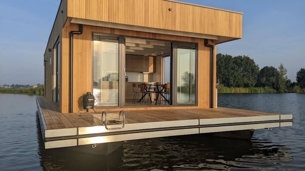 Oud Ade Boat Rental | Houseboat: "Aqua Zen" at Kagerplassen tender/dinghy included
