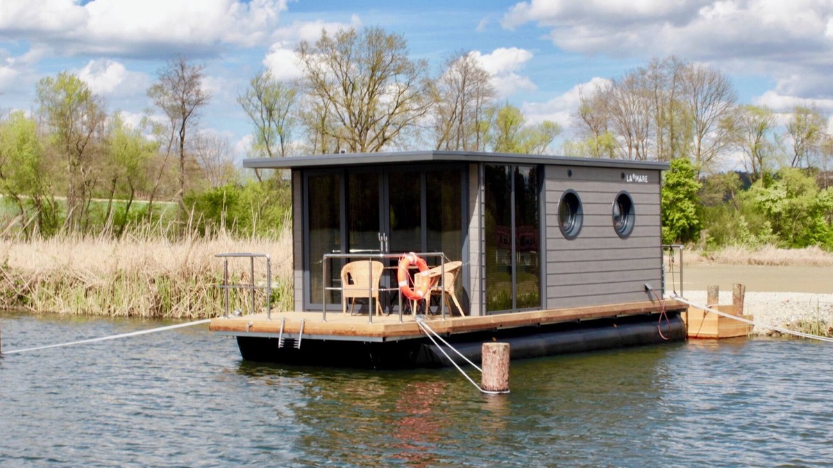 Kirchberg an der Raab Boat Rental | Houseboat 'Schwanennest' on the Lake with Terrace & Wi-Fi