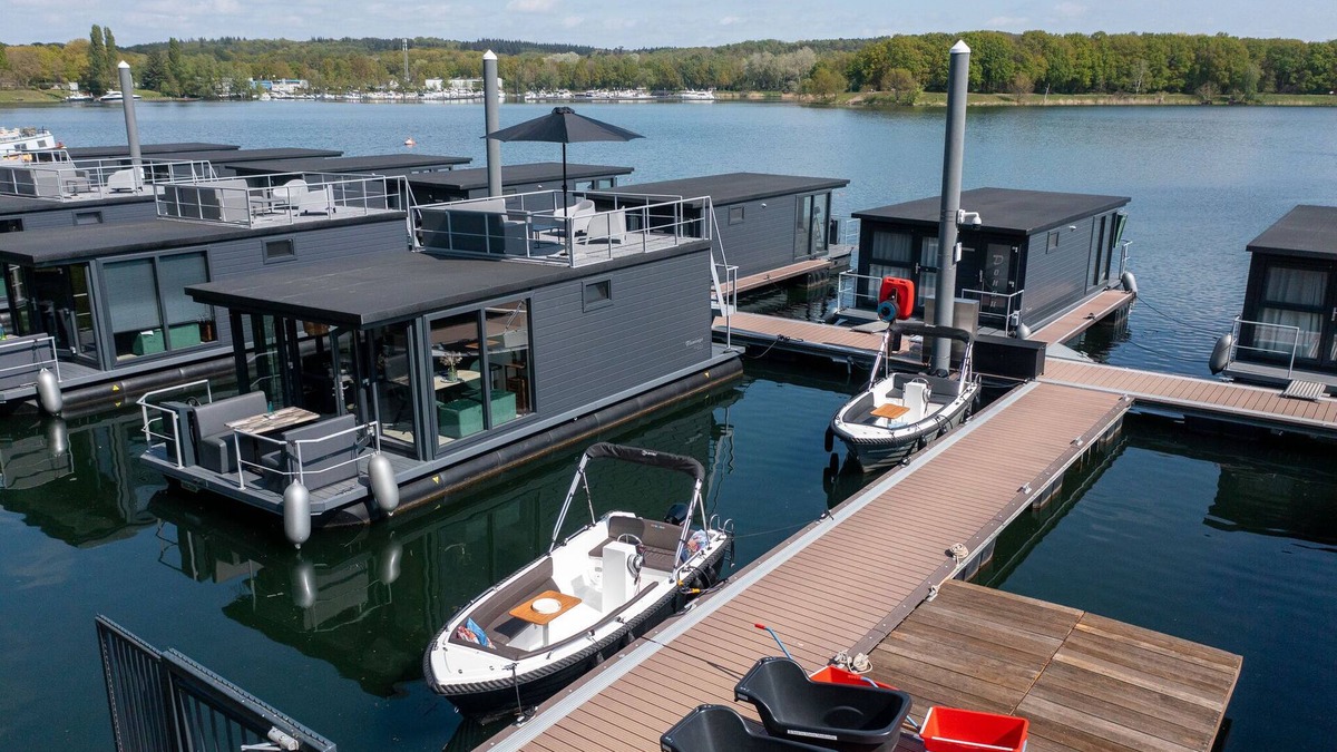 Middelaar Boat Rental | Houseboat at Mookerplas with Barrel Sauna