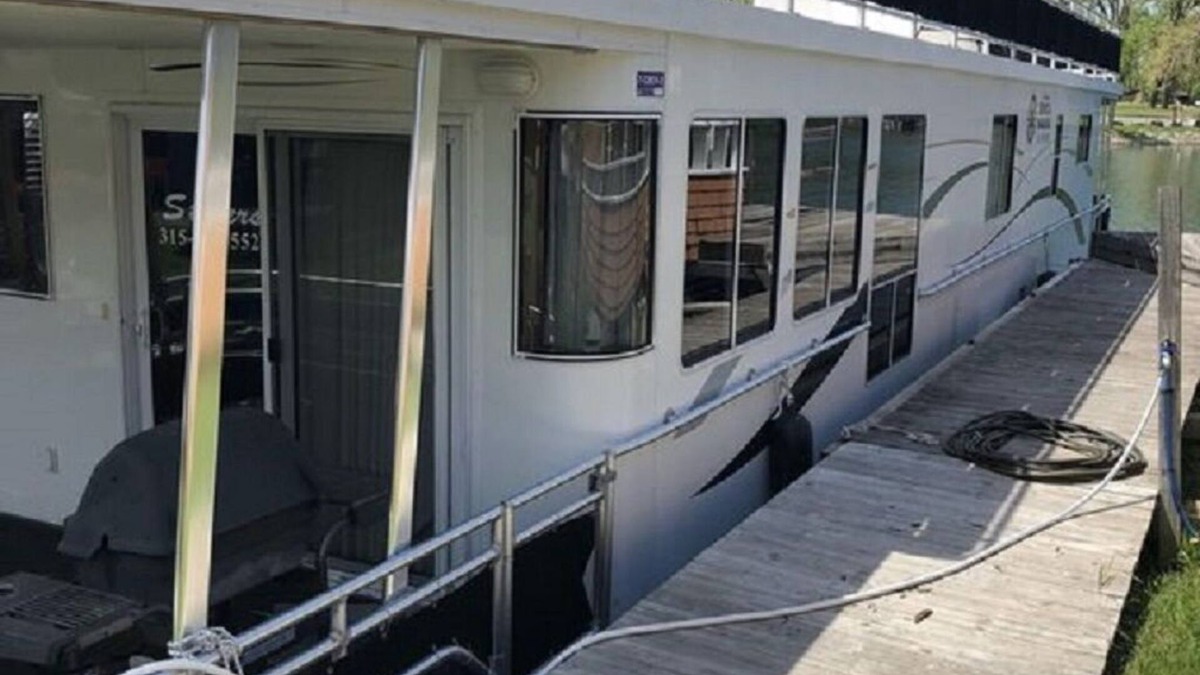 Oaks Corners Boat Rental | Houseboat at the Mouth of Seneca Lake!